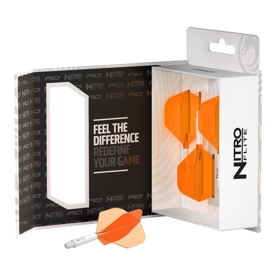 Abgebildet ist der Red Dragon Nitroflite White Shaft Orange Flights No2. Der Dart-Schaft ist weiß und die Flights sind orange.