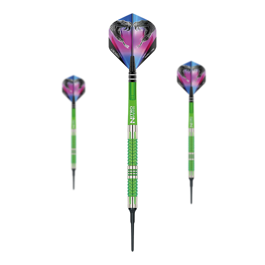 Red Dragon Peter Wright Snakebite Mamba 2 miękkie lotki Das Bild zeigt drei Softdarts des Modells "Red Dragon Peter Wright Snakebite Mamba 2". Die Darts sind grün-silbern und haben bunte Flights mit Schlangenmotiven.