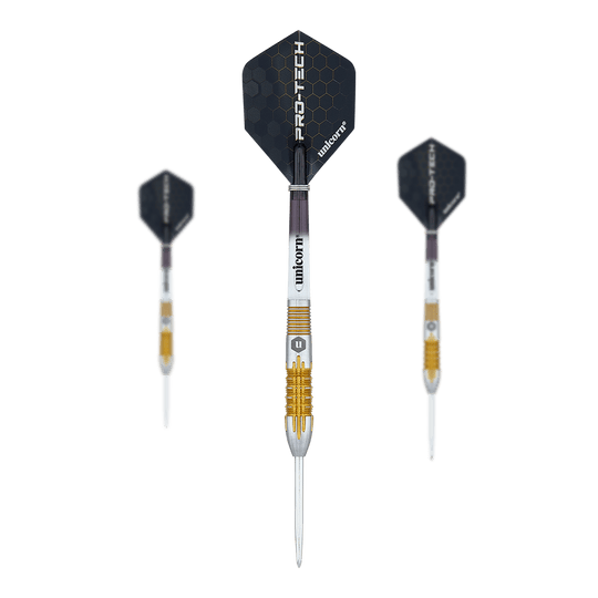 Stalowe lotki Unicorn Pro-Tech Style 1 Das Bild zeigt drei Steeldarts mit schwarzer Flights und silber-goldenem Schaft. Auf den Flights steht "PRO-TECH" und "unicorn" geschrieben.