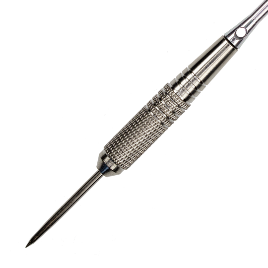MCST7_McDart_Nickel_Silver_Steeldarts_2 Das Bild zeigt einen McDart Nickel Silver Steeldart. Der Dartpfeil besteht aus silbernem Metall mit einer geriffelten Griffzone für besseren Halt.