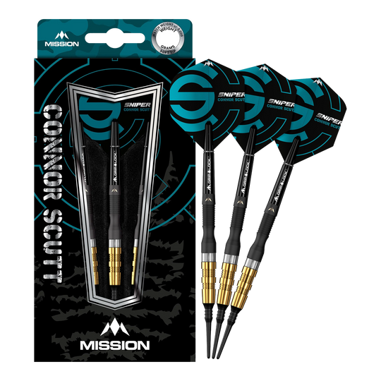 Das Bild zeigt das Produkt „Mission Connor Scutt Sniper Black Gold Softdarts - 20g“ in seiner Verpackung. Drei schwarze Darts mit goldenen Akzenten sind sowohl außerhalb als auch innerhalb der Verpackung zu sehen.