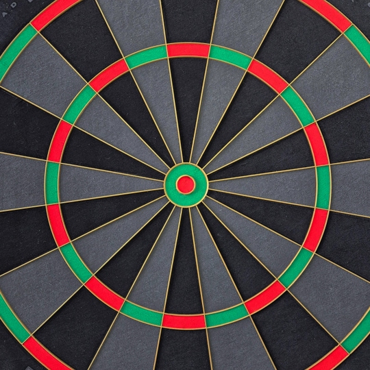 Stalowa tarcza do darta Bulls NL Advantage Black Edition Auf dieser Abbildung ist das BullsNL Advantage Black Edition Steeldartboard zu sehen. Es wird aus einer anderen Perspektive gezeigt.