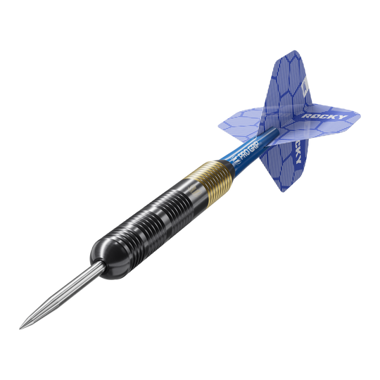 Lotki Target Josh Rock Brass Steel Darts - 22g Das Bild zeigt einen Target Josh Rock Brass Steeldart mit einem Gewicht von 22g. Der Dart hat eine messingfarbene und schwarze Spitze sowie blaue Flights mit der Aufschrift "ROCKY".