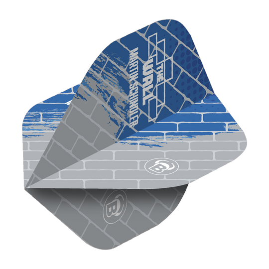 Bulls Metrixx Martin Schindler Blue Gray No2 Standard Flights Das Bild zeigt einen Dartflight in Blau und Grau mit Ziegelsteinmuster. Auf dem Flight steht "The Wall Martin Schindler" sowie das Bulls-Logo.