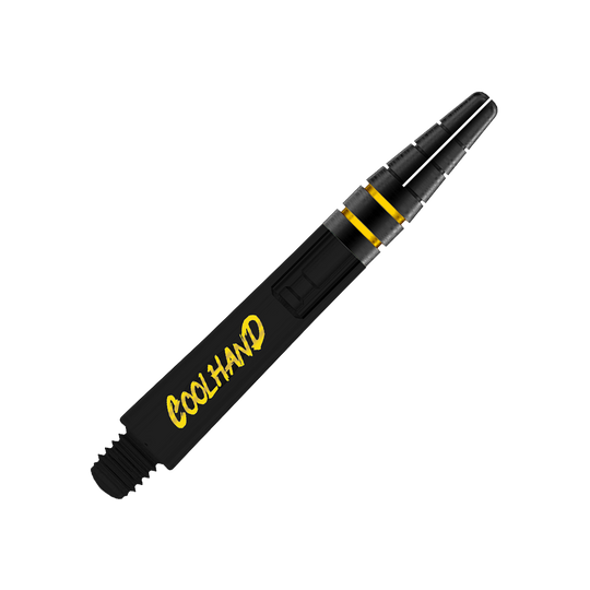 Das Bild zeigt einen schwarzen Dart-Schaft mit gelben Akzenten. Auf dem Schaft steht das Wort "COOLHAND" in gelber Schrift.