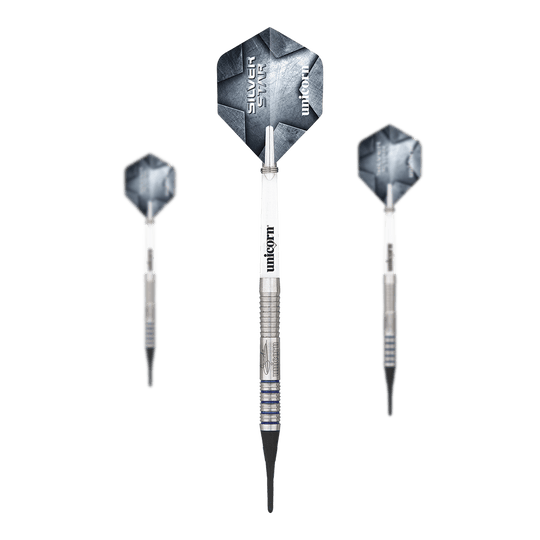Unicorn Silver Star Var.2 Gary Anderson miękkie lotki Das Bild zeigt drei Softdarts des Modells "Unicorn Silver Star Var.2 Gary Anderson". Die Darts haben silberne Spitzen, einen geriffelten Schaft und blaue Akzente auf dem Barrel.