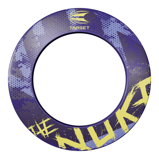 Target Luke Littler The Nuke Dartboard Surround Dieses Bild zeigt die Target Luke Littler The Nuke Dartboard Surround. Der Ring ist lila mit gelben und blauen Akzenten und trägt den Schriftzug "#NUKI" und das Target-Logo.