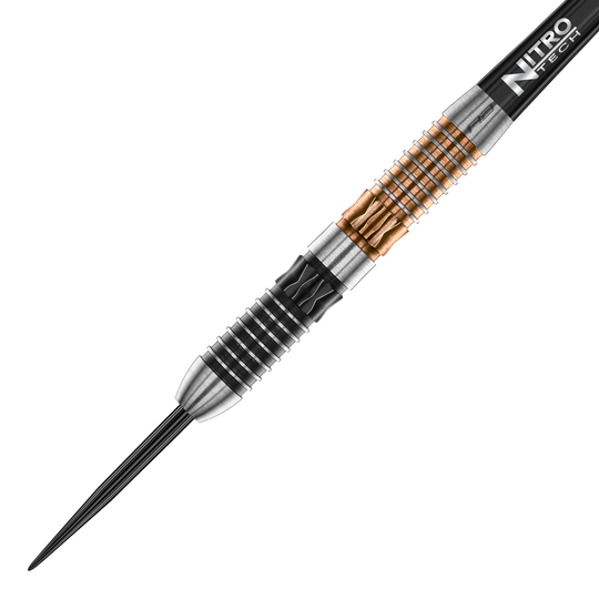 Stalowe lotki Red Dragon Panterra Das Bild zeigt einen Red Dragon Panterra Steeldart. Der Dartpfeil hat ein auffälliges Design mit silbernen, schwarzen und goldenen Rillen am Barrel.