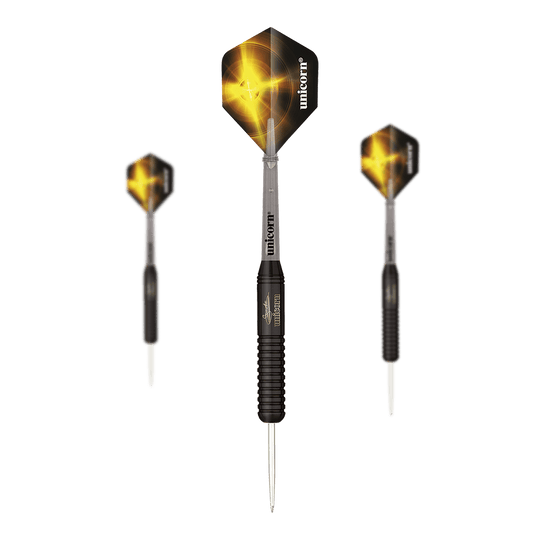 Jednorożec Czarny mosiądz Gary Anderson V2 stalowe rzutki Das Bild zeigt drei schwarze Steeldarts der Marke Unicorn Black Brass Gary Anderson V2. Die Flights sind schwarz mit einem gelben Lichteffekt und dem weißen Schriftzug "unicorn".