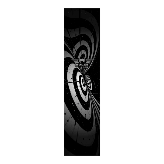 Das Bild zeigt einen schwarz-weißen Dartteppich mit einem auffälligen Illusionsmuster. In der Mitte befindet sich das Logo von BULL'S.
