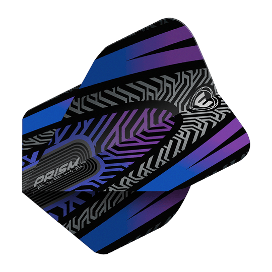Das Bild zeigt einen Winmau Prism Alpha Schwarz Blau No2 Standard Dartflight. Das Flight hat ein modernes, schwarz-blaues Design mit silbernen und lilafarbenen Mustern.
