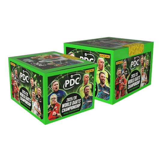 Das Bild zeigt das Panini PDC World Darts Championship 2025/26 Softcover Mega Bundle mit zwei Stickerboxen. Es handelt sich um ein Sammelalbum und zwei Stickerboxen für Dart-Fans.