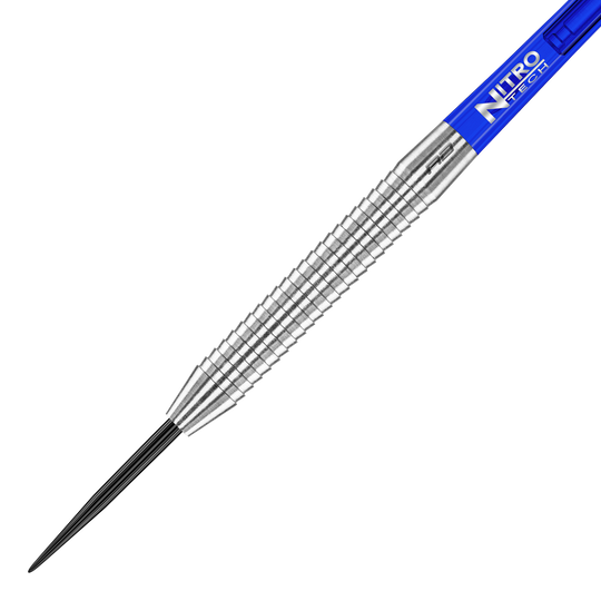 Das Bild zeigt einen Red Dragon Razor Edge Original Steeldart mit einem Gewicht von 24g. Der Dart hat einen silbernen, geriffelten Schaft und ein blaues Flight-Element.