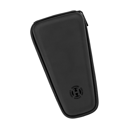 HRT-12275_Harrows_Ace_Dartcase_1 Das Bild zeigt das Harrows Ace Dartcase in Schwarz. Das Dartcase hat ein schlichtes, elegantes Design mit Reißverschluss und dem Harrows-Logo.