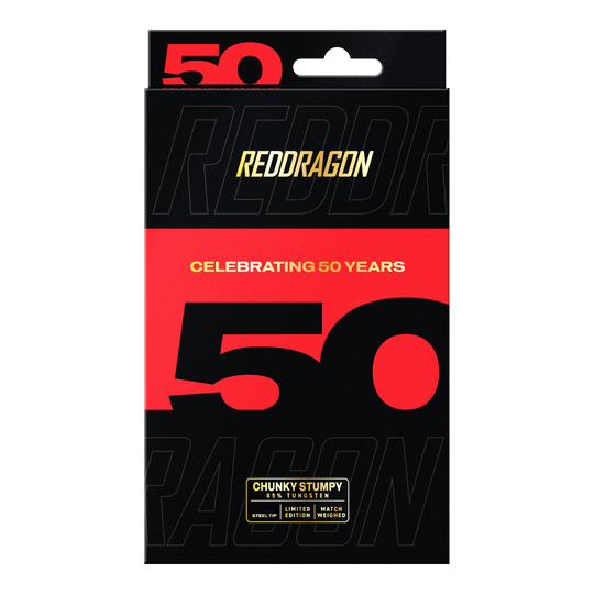 Die Verpackung zeigt das Produkt "Red Dragon 50 Year Collection Chunky Stumpy 3 Steeldarts - 24g". Auf der schwarzen Schachtel steht groß die Zahl 50 und der Schriftzug "Celebrating 50 Years".