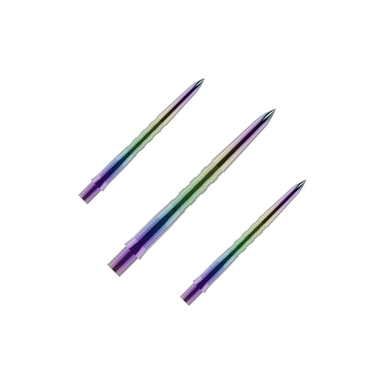 Groty do lotek Mission Caliburn EVO – rowkowane – koralowe Auf dem Bild sind drei bunte, gerillte Dartspitzen zu sehen. Sie haben eine glänzende Oberfläche mit violetten, grünen und blauen Farbverläufen.