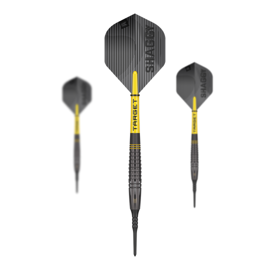 Lotki Target Scott Williams Shaggy Black Soft Darts - 20g Das Bild zeigt drei "Target Scott Williams Shaggy Black Softdarts - 20g". Die Darts sind hauptsächlich schwarz mit gelben Akzenten und haben das Wort "TARGET" sowie "SHAGGY" auf den Flights.