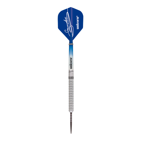 Das Bild zeigt einen Unicorn Gary Anderson 10 Year Commemoration Limited Edition Steeldart mit 23g. Der Dart hat eine blaue Flight mit Unterschrift und einen silbernen, geriffelten Schaft.