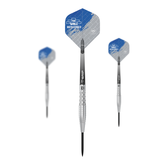 Rzutki stalowe Bulls Martin Schindler Original Generation 2 Das Bild zeigt drei Steeldarts des Modells "Bulls Martin Schindler Original Generation 2". Die Flights sind in Blau und Grau gestaltet und tragen den Schriftzug "The Wall Martin Schindler".