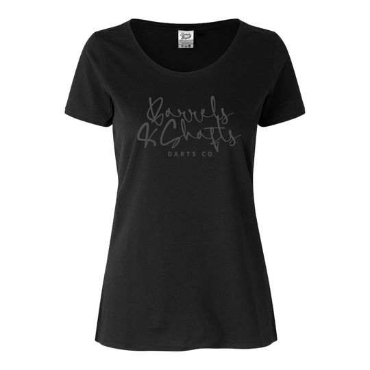 T-shirt damski Barrels and Shafts – czarny Dieses Bild zeigt ein schwarzes Damen-T-Shirt mit der Aufschrift „Barrels and Shafts DARTS CO“ auf der Vorderseite. Das T-Shirt hat einen klassischen Rundhalsausschnitt und einen schlichten, modernen Stil.