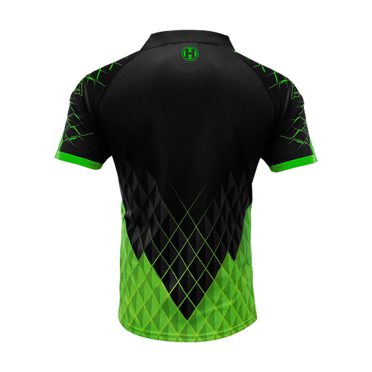 HRS-26333_Harrows_Paragon_Dartshirt_Gr-n_2 Das Bild zeigt das Harrows Paragon Dartshirt in Grün von hinten. Das Shirt hat ein modernes schwarz-grünes Design mit geometrischen Mustern.