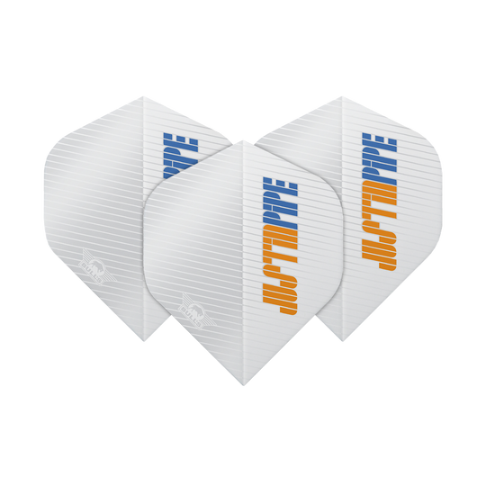 Das Bild zeigt drei weiße Dart-Flights mit dem Aufdruck "JUSTIN PIPE" in blauer und oranger Schrift. Die Flights sind standardförmig und tragen das Logo von Bulls NL in der Ecke.