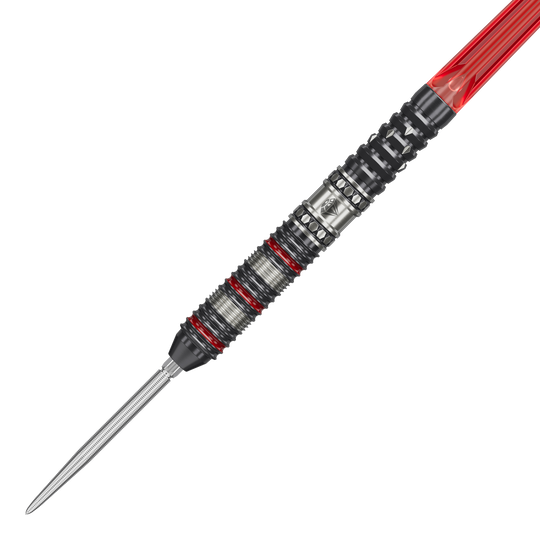 Das Bild zeigt einen Target Japan Prime Series Diamond GEN3 Steeldart. Der Dartpfeil hat ein auffälliges Design mit silbernen, schwarzen und roten Akzenten.
