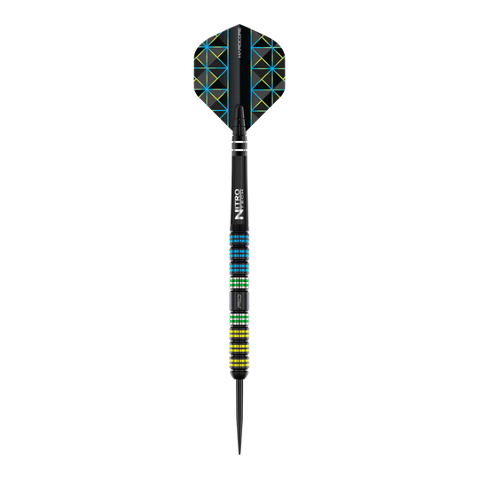 Das Bild zeigt einen schwarzen Steeldart mit farbigen Ringen am Griff. Die Flights haben ein geometrisches Muster in Blau und Grün.