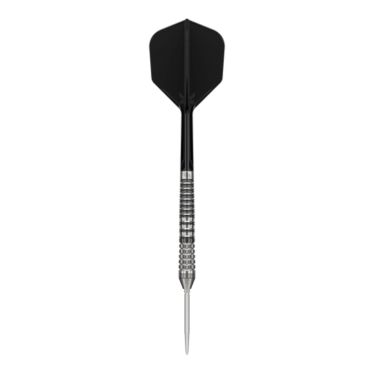 Target Black Marque Renegade 4 Swiss Point Steeldarts Das Bild zeigt einen Target Black Marque Renegade 4 Swiss Point Steeldart. Der Dartpfeil hat eine schwarze Flugfeder und einen silbernen, gerillten Schaft.