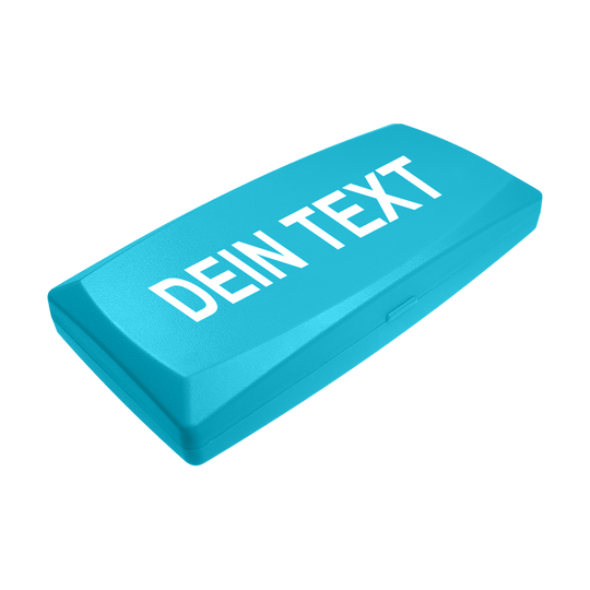 Die Abbildung zeigt eine himmelblaue Kunststoffbox mit abgerundeten Kanten. Auf dem Deckel steht in weißen Großbuchstaben der Text "DEIN TEXT".
