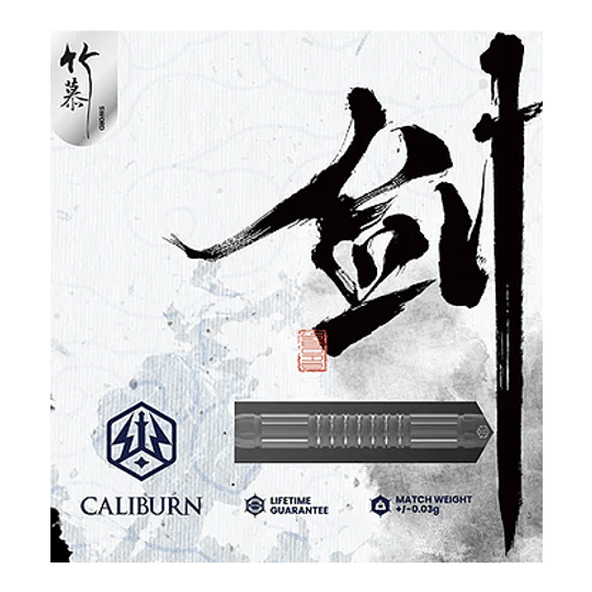 Stalowe lotki Caliburn Sword S2 Das Bild zeigt die Caliburn Sword S2 Steeldarts Verpackung mit asiatischer Kalligraphie im Hintergrund. Unten sind das Produktlogo, eine Produktabbildung und Hinweise zur Garantie und dem Gewicht zu sehen.