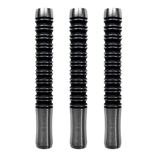 Miękkie beczki do rzutek McDart Super Grip 3 - 18 g Das Bild zeigt drei McDart Super Grip 3 Softdart-Barrels mit einem Gewicht von 18g. Die Dart-Barrels sind schwarz mit silbernen Enden und haben ein gerilltes Design für besseren Halt.