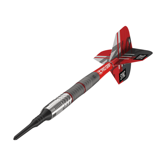 Das Bild zeigt einen modernen Softdartpfeil mit einem metallischen Schaft und roten Flügeln. Auf den Flügeln steht das Wort "SYNC" und sie sind mit einem auffälligen Muster gestaltet.