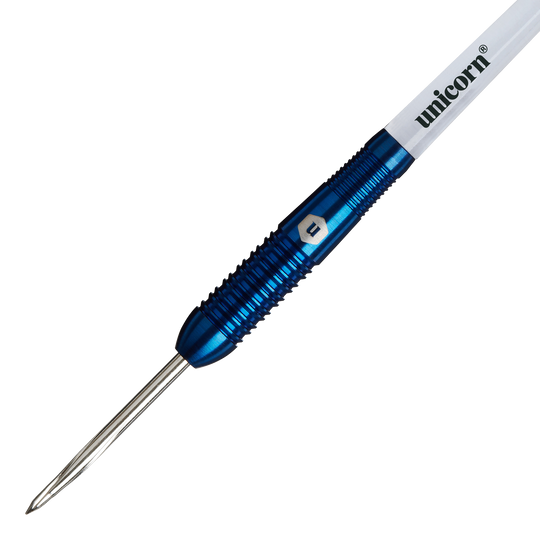 Unicorn Prodigy 02 Torpedo stalowe lotki Das Bild zeigt den Unicorn Prodigy 02 Torpedo Steeldart mit einem blauen, geriffelten Schaft. Auf dem weißen Schaftabschnitt steht der Schriftzug "unicorn".