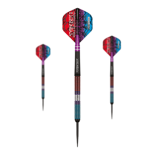 Red Dragon Peter Wright Duch Węża Steeldarts Das Bild zeigt drei bunte Steeldarts mit auffälligem Schlangenmuster auf den Flights. Die Darts haben metallische Spitzen und sind mit den Farben Rot, Blau und Lila gestaltet.