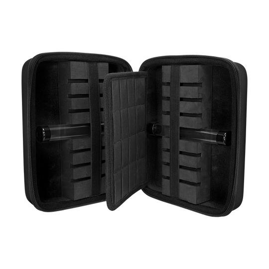 Das Bild zeigt das geöffnete Mission Jack Daniels Luxor Dartcase. Das Etui ist schwarz und bietet innen mehrere Steckplätze zur sicheren Aufbewahrung von Dartpfeilen und Zubehör.