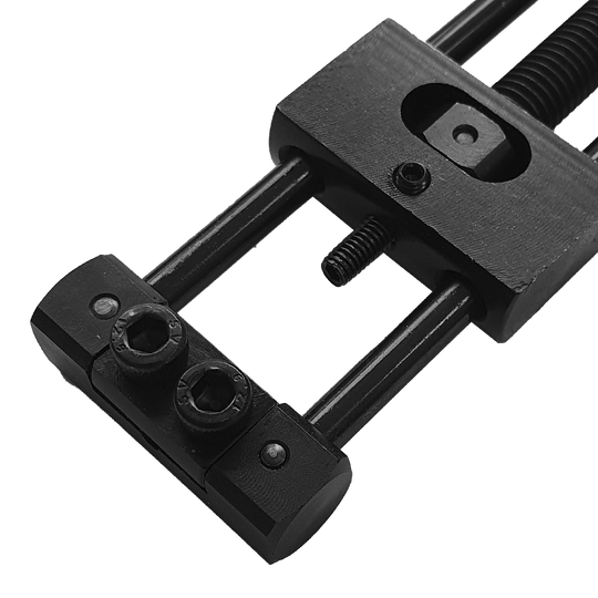 Designa Dart Repointer Black Pro Edition - Zmieniacz końcówek Designa Dart Repointer Black Pro Edition - Spitzenwechsler ist ein Tool zum Wechseln von Dartspitzen. Das Bild zeigt das Produkt aus schwarzem Material.