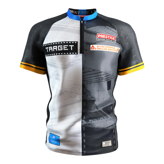 Koszulka do darta Target Coolplay Chris Dobey 2025 Das Bild zeigt das "Target Coolplay Chris Dobey 2025 Dartshirt" mit auffälligen Sponsorenlogos auf der Vorderseite. Das Trikot hat ein modernes Design in Schwarz, Weiß und Grau mit gelben Streifen an den Ärmeln.