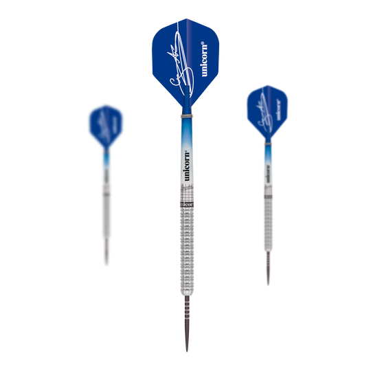Das Bild zeigt drei Steeldarts aus dem Unicorn Gary Anderson 10 Year Commemoration Limited Edition Set. Die Darts haben blaue Flights mit weißem Aufdruck und silberne, gerillte Barrels.