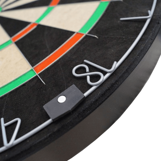 Zestaw tarcz do darta Karella BullOut zawierający 2 komplety stalowych rzutek Das Bild zeigt das Karella Dartboard BullOut Set inklusive zwei Sätzen Steeldarts. Dieses Set ist ideal für Dartspieler und enthält alles, was für den Start benötigt wird.