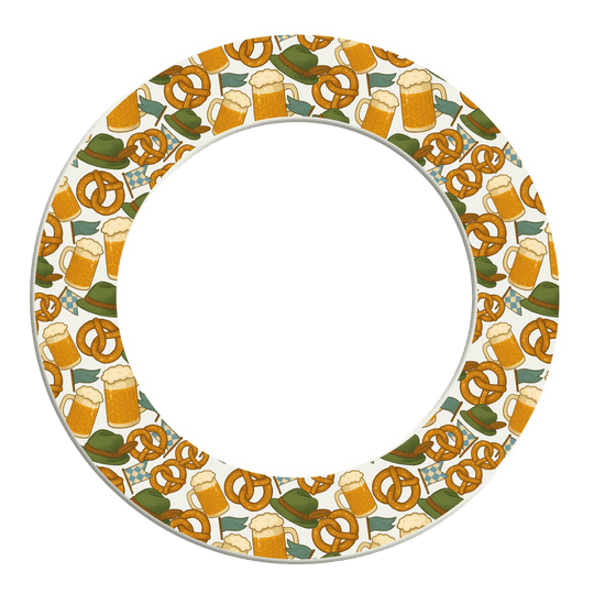 Das Bild zeigt das Produkt McDart Bierfest Dartboard Surround. Es handelt sich um einen Dartboard-Surround im Bierfest-Design.