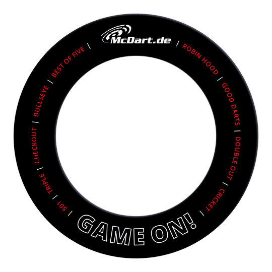 Gra McDart na tarczy do darta Das Bild zeigt einen schwarzen Dartboard-Surround-Ring mit der Aufschrift "McDart.de" oben und "GAME ON!" unten. Rundherum befinden sich verschiedene Begriffe aus dem Dartsport, wie "BULLSEYE", "TRIPLE" und "DOUBLE OUT".