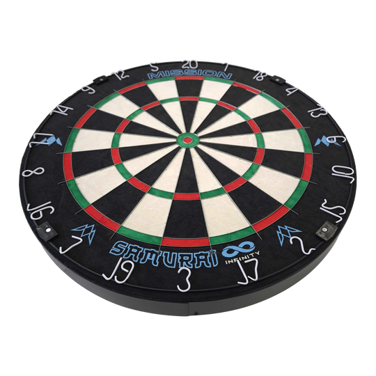Tarcza do darta Mission Samurai Infinity ze stali Das Bild zeigt eine Steeldart-Scheibe mit dem Namen "Mission Samurai Infinity". Die Scheibe hat weiße, schwarze, grüne und rote Felder sowie aufgedruckte Zahlen und Logos.