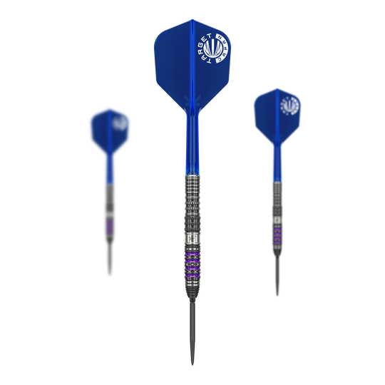 Lotki stalowe Target Japan Prime Series Sirius GEN4 Swiss Point Das Bild zeigt drei Steeldarts der Marke "Target Japan Prime Series Sirius GEN4 Swiss Point". Die Darts haben blaue Flights und metallisch-silberne Spitzen mit lila Akzenten.