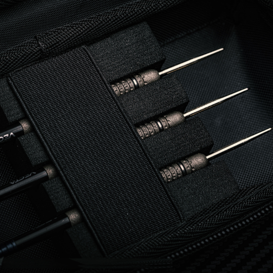 Das Winmau Armor G1 Michael Van Gerwen Dartwallet ist auf diesem Bild dargestellt. Die Tasche eignet sich ideal für den Transport von Darts.