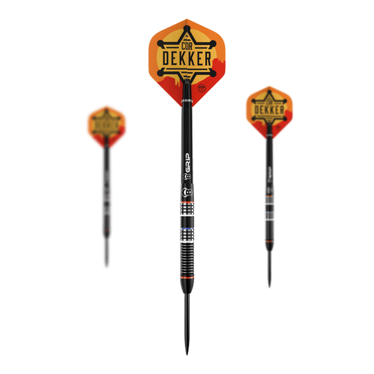 Bulls Cor Dekker The Sheriff Steeldarts - 23g Es ist ein Set der Bulls Cor Dekker The Sheriff Steeldarts mit 23 Gramm zu sehen. Das Set enthält mehrere Darts für das professionelle Dartspiel.