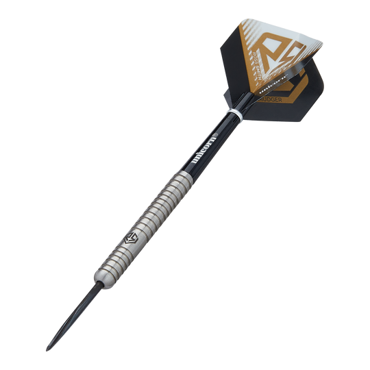 Auf dem Bild ist ein Steeldart namens "Unicorn Ross Smith Natural Steeldarts" zu sehen. Der Dart hat einen silbernen, gerillten Griff und schwarze Flights mit goldenen Akzenten.