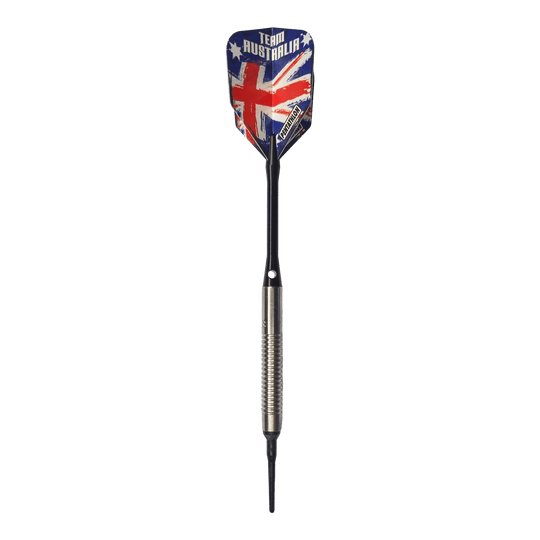 Lotki McDart 85 Tungsten V8 Soft Darts - 18,5 g Auf dem Bild ist ein Softdart mit einer silbernen Griffzone und langer schwarzer Spitze zu sehen. Die Dart-Flügel zeigen das Design der australischen Flagge mit der Aufschrift "TEAM AUSTRALIA".