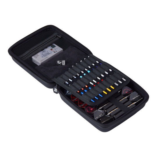 Unicorn Ultra 3UP Duże etui na lotki – czarne Das Bild zeigt ein offenes schwarzes Dartcase namens "Unicorn Ultra 3UP Large Dartcase". Im Inneren sind verschiedene Dartpfeile, Ersatzteile und Zubehör ordentlich sortiert.