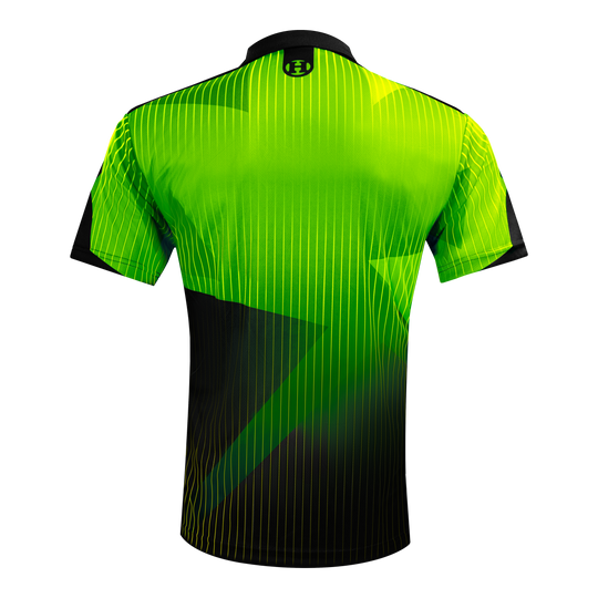 Harrows Shard Dartshirt - Grün Das Bild zeigt das Harrows Shard Dartshirt in Grün von hinten. Das Shirt hat ein modernes Design mit vertikalen Linien und schwarzen Akzenten.